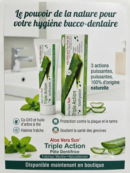 Dentifrice Aloe Vera Triple Action présenté dans une salle de bain